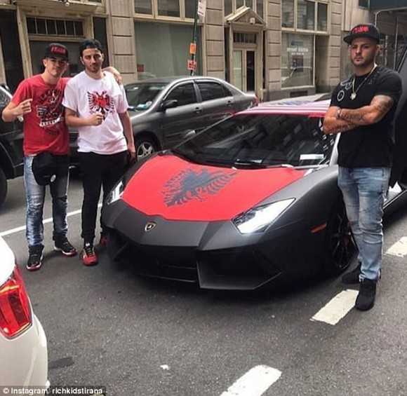 Hưởng ứng trào lưu "Rich Kids of..." ( Hội con nhà giàu), thế hệ trẻ giàu có tại Albania cũng không chịu kém cạnh khi giờ đây họ cũng đã có một trang Instagram mang tên "Rich Kids of Albania". Nhiều hình ảnh ăn chơi, khoe hàng hiệu, tiền của các thành viên trong hội khiến người xem không khỏi choáng váng.